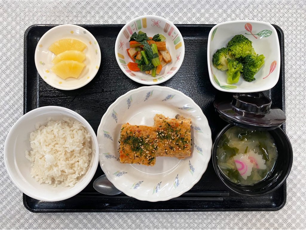 1月6日金曜日　きょうのお昼ごはんは、松風焼き・生姜和え・含め煮・みそ汁・くだものでした。