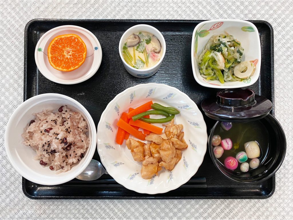 １月９日月曜日　きょうのお昼ごはんは、成人祝いお赤飯・照り焼きチキン・茶碗蒸し・おろし和え・お吸い物・くだものでした。