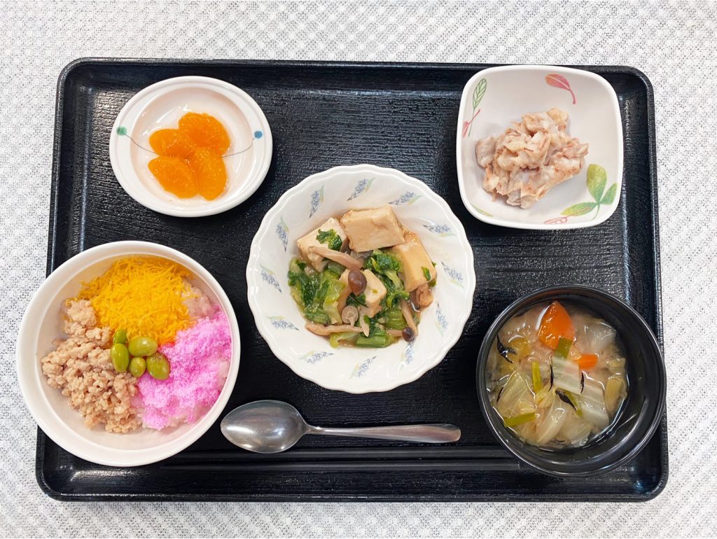 1月11日水曜日　きょうのお昼ごはんは、三色丼・チンゲン菜と厚揚げのくず煮・つぶし里芋のおかかポン酢和え・みそ汁・くだものでした。