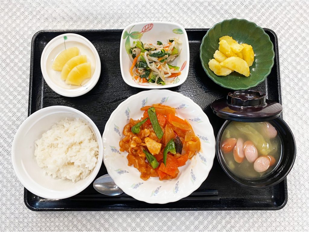 1月12日木曜日　きょうのお昼ごはんは、酢豚・ナムル・カレーポテト・スープ・くだものでした。