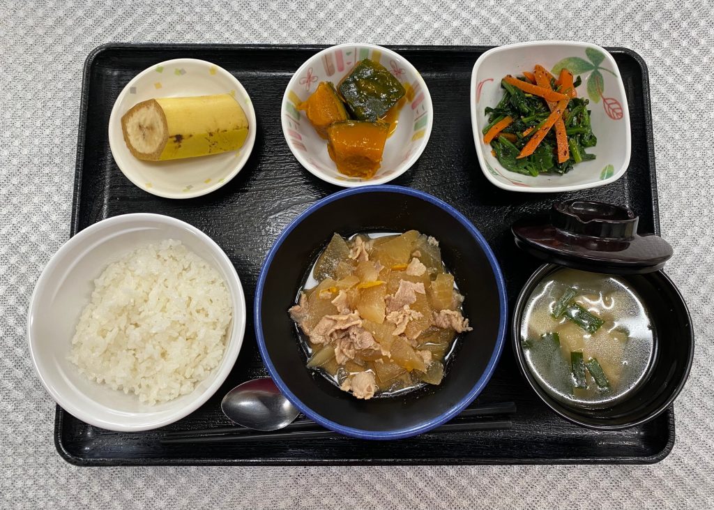 1月14日土曜日　きょうのお昼ごはんは、豚肉と大根の甘みそ煮・ほうれん草と人参のごま和え・かぼちゃ煮・みそ汁・くだものでした。