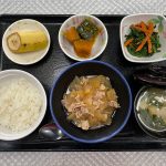1月14日土曜日　きょうのお昼ごはんは、豚肉と大根の甘みそ煮・ほうれん草と人参のごま和え・かぼちゃ煮・みそ汁・くだものでした。