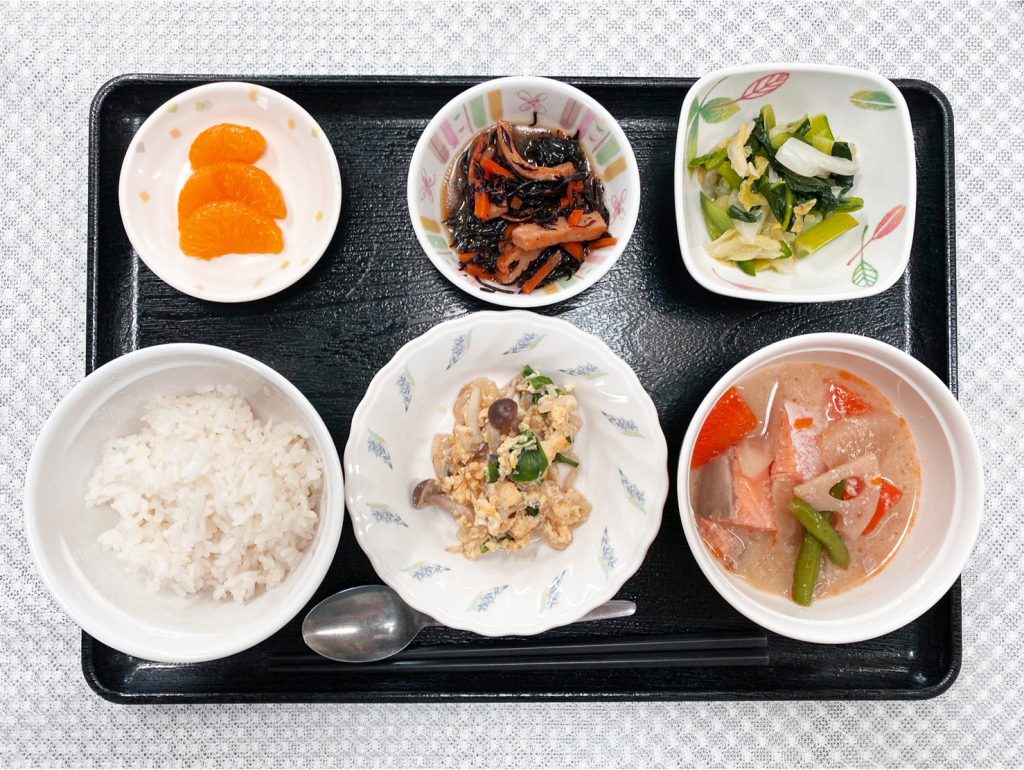 1月16日月曜日　きょうのお昼ごはんは、鮭と根菜の酒粕煮・ひじき炒め・からし和え・みそ汁・くだものでした。