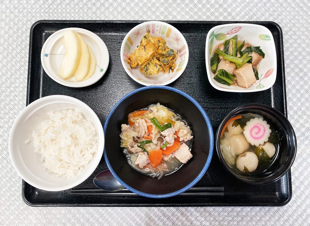 1月18日水曜日　きょうのお昼ごはんは、肉野菜炒め・塩昆布かぼちゃ・含め煮・みそ汁・くだものでした。