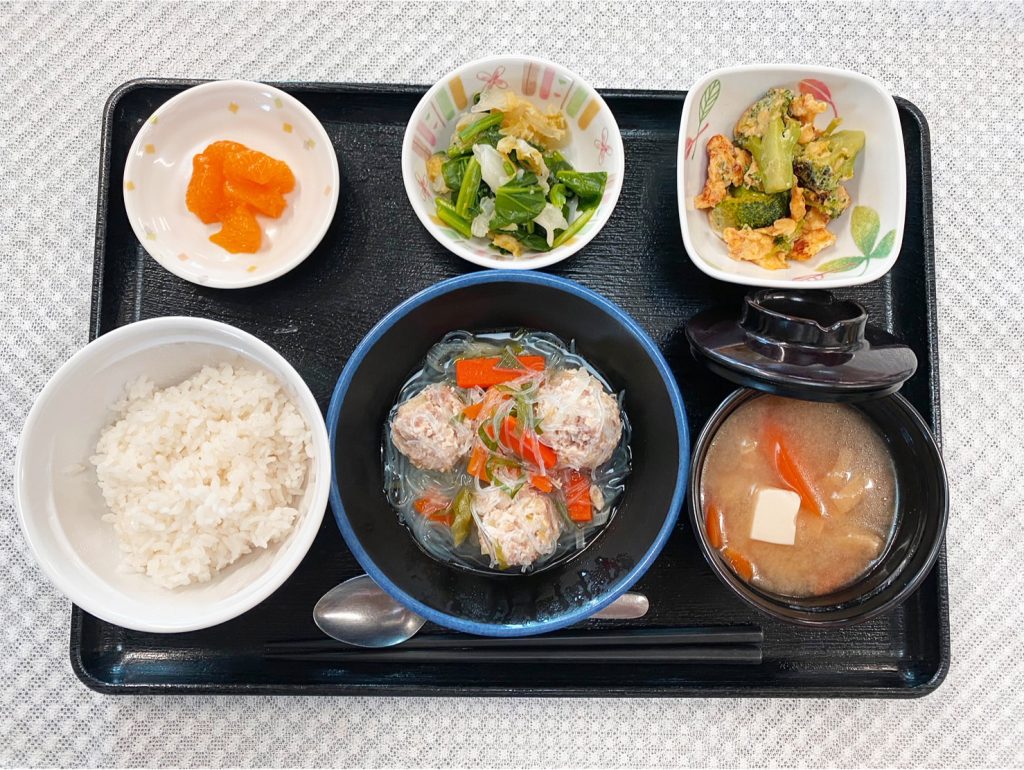 1月20日金曜日　きょうのお昼ごはんは、肉だんごと春雨のスープ煮・生姜和え・ねぎ卵焼き・みそ汁・くだものでした。