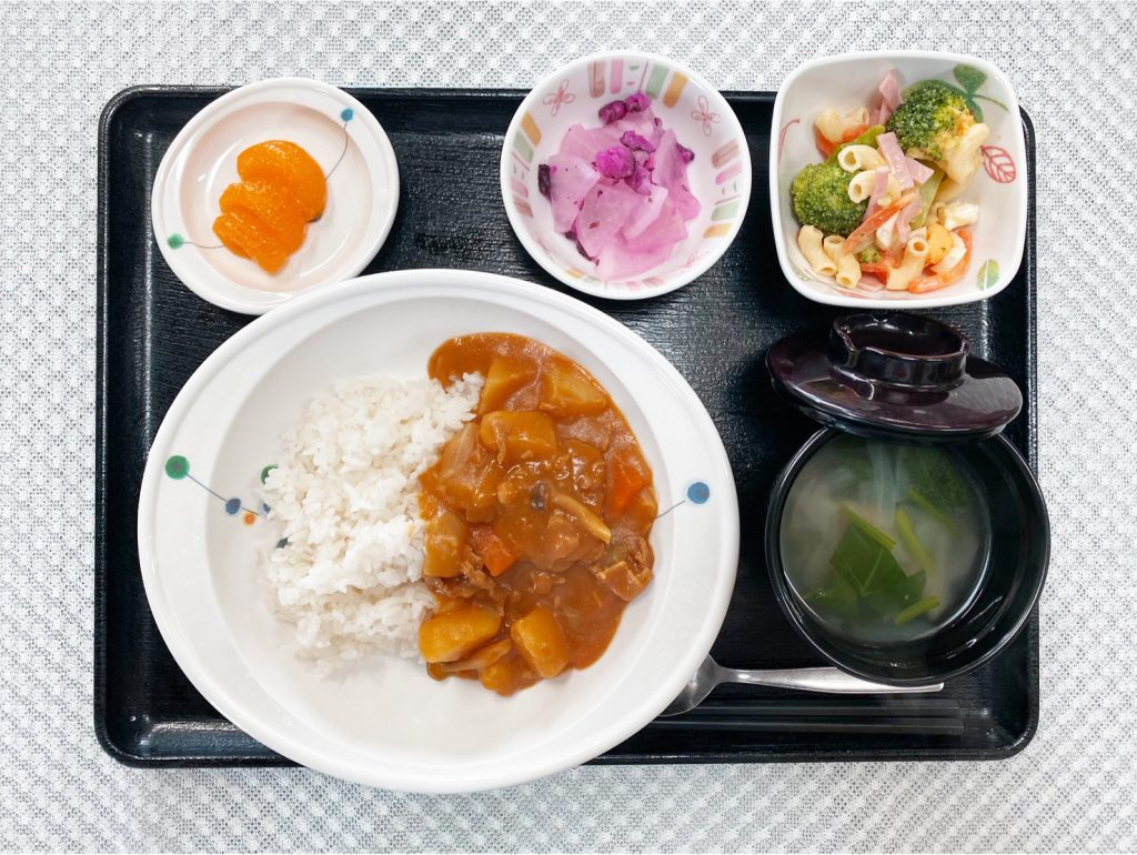 1月25日水曜日　きょうのお昼ごはんは、カレーライス・ゆで卵サラダ・しば漬け大根・みそ汁・くだものでした。