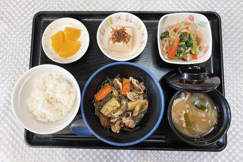 1月26日木曜日　きょうのお昼ごはんは、豚肉と切り昆布の炒め物・和え物・煮やっこ・みそ汁・くだものでした。