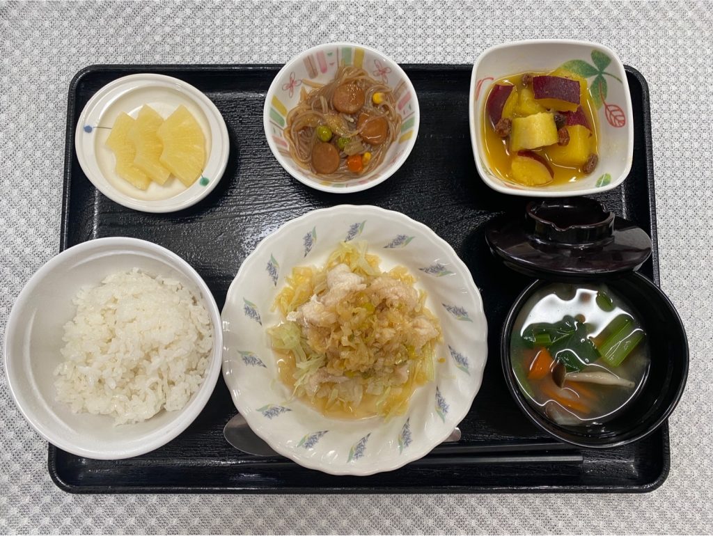 1月27日金曜日　きょうのお昼ごはんは、蒸し鶏の油淋鶏風・ビーフンの炒め物・おさつのオレンジ煮・スープ・くだものでした。