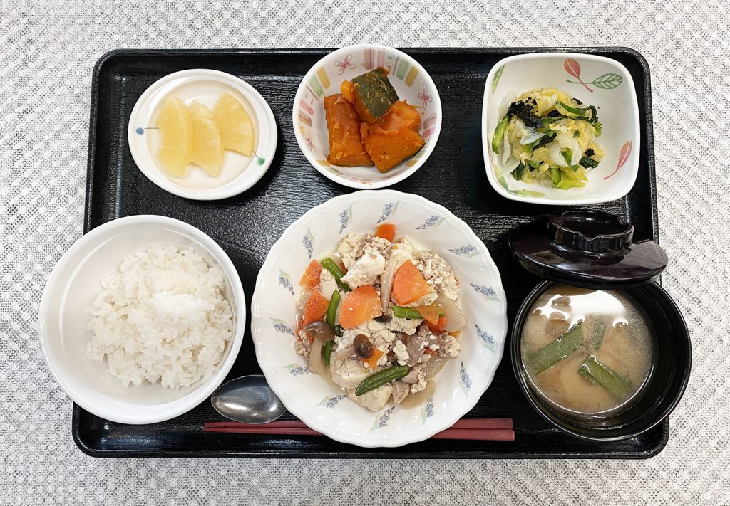 1月30日月曜日　きょうのお昼ごはんは、炒り豆腐・焼きのり和え・かぼちゃ煮・みそ汁・くだものでした。