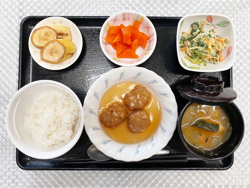 1月24日火曜日　きょうのお昼ごはんは、大根入り豚バーグ・和風コールスロー・人参の薄甘煮・みそ汁・くだものでした。
