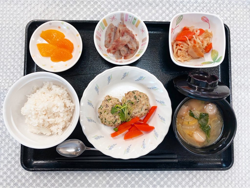 2月2日木曜日　きょうのお昼ごはんは、にらマヨつくね・切り干し煮・梅ゴボウ・みそ汁・くだものでした。