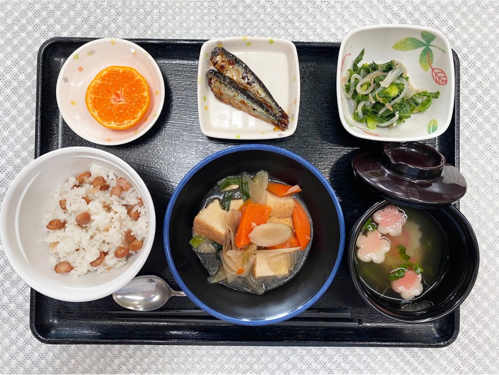 2月3日金曜日　きょうのお昼ごはんは、豆ごはん・けんちん煮・青菜和え・いわしの甘露煮・お吸い物・くだものでした。