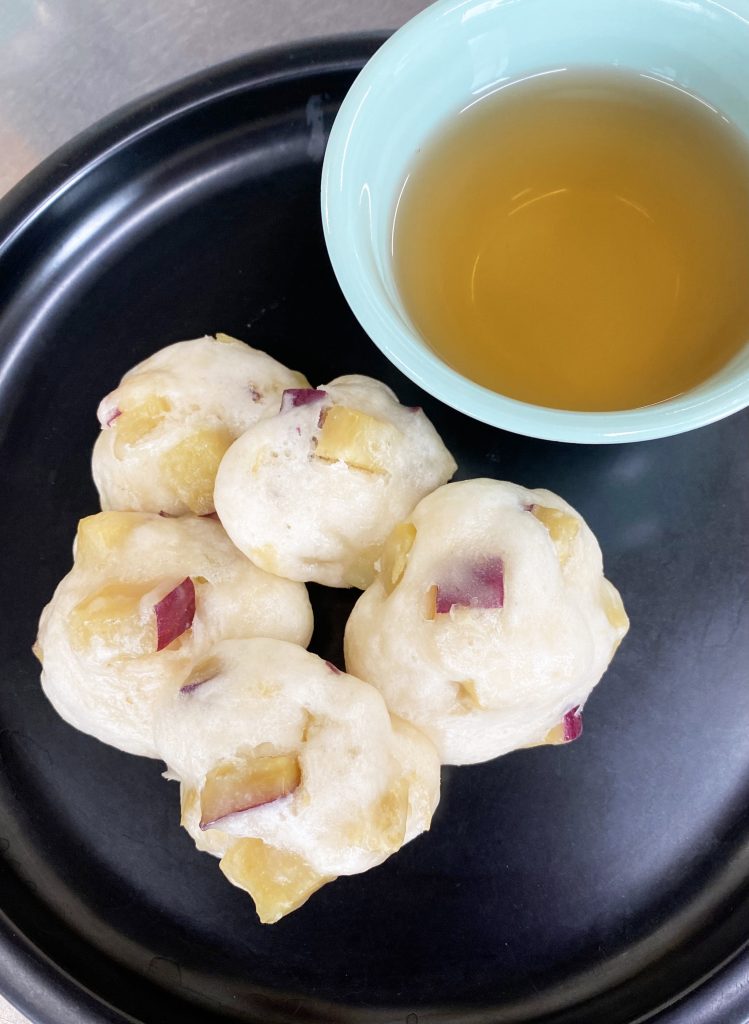 2月3日金曜日　きょうのおやつは、福茶と鬼まんじゅう（東北地方の郷土お菓子）でした。