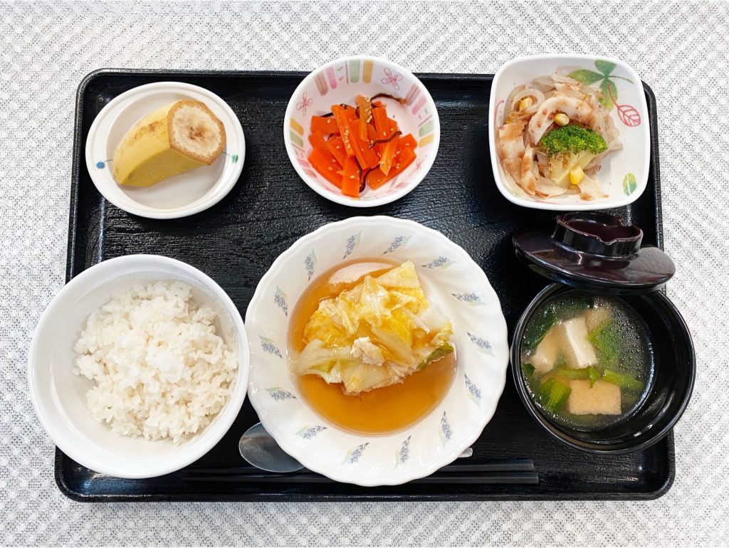 2月6日月曜日　きょうのお昼ごはんは、挽肉と白菜の重ね蒸し・おかか和え・人参の和風ピクルス・みそ汁・くだものでした。