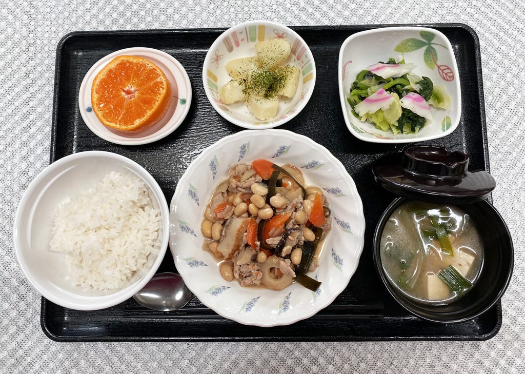 2月8日水曜日　きょうのお昼ごはんは、大豆五目煮・のり塩ポテト・生姜和え・みそ汁・くだものでした。