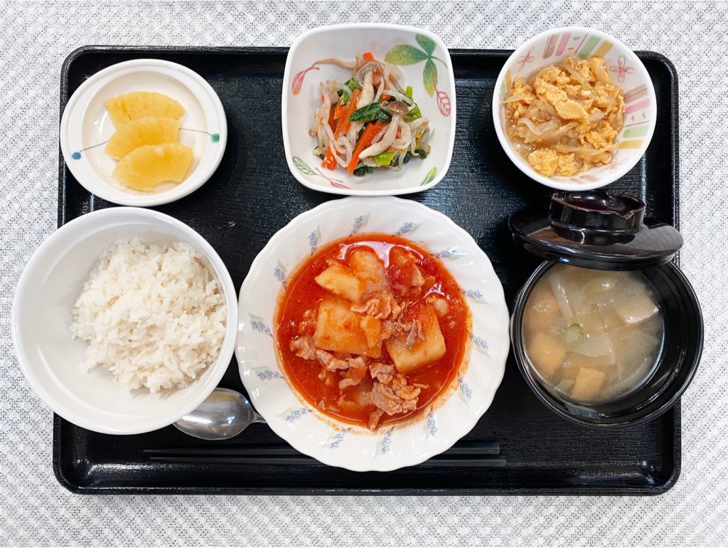 2月9日木曜日　きょうのお昼ごはんは、豚肉とじゃがいものトマト煮・ナムル・卵とじ・みそ汁・くだものでした。