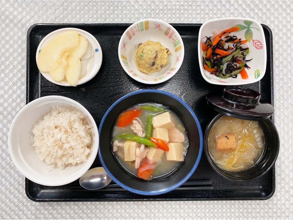 2月10日金曜日　きょうのお昼ごはんは、高野豆腐のとろとろ煮・おさつサラダ・ひじきの酢の物・みそ汁・くだものでした。