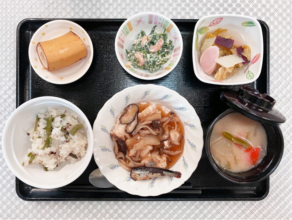 2月11日土曜日　きょうのお昼ごはんは、山菜おこわ・蒸し鶏のきのこソース・含め煮・えびと春菊の白和え・根菜の粕汁・くだものでした。