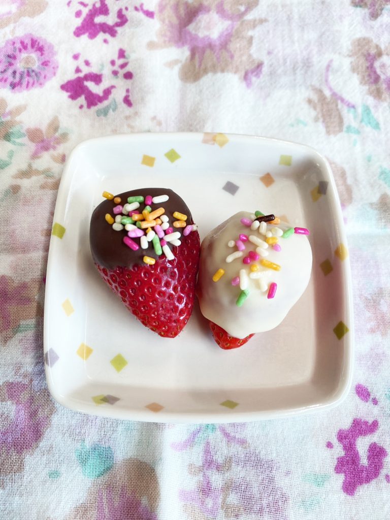 2月15日水曜日　きょうのおやつは、いちごチョコでした。