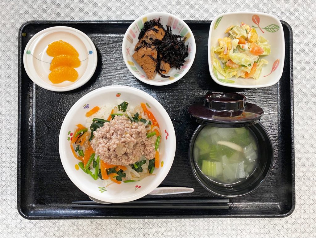 2月15日水曜日　きょうのお昼ごはんは、ビビンバ風・たまごサラダ・がんもの煮物・スープ・くだものでした。