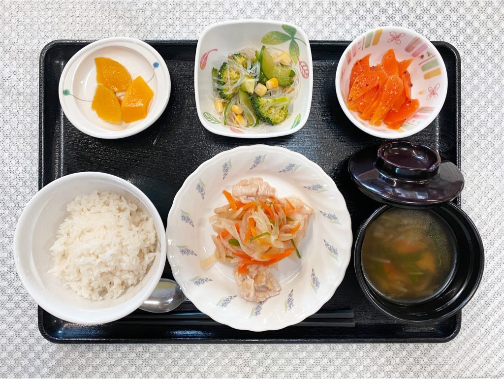 2月16日木曜日　きょうのお昼ごはんは、鶏肉の南蛮漬け風・中華サラダ・人参の粒マスタード・スープ・くだものでした。