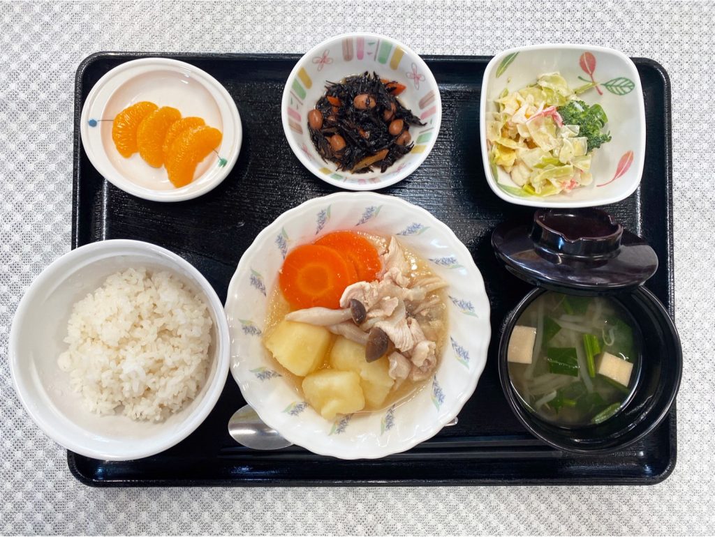 2月20日月曜日　きょうのお昼ごはんは、鶏肉のあっさり煮・みそマヨ和え・ひじき煮・みそ汁・くだもおでした。