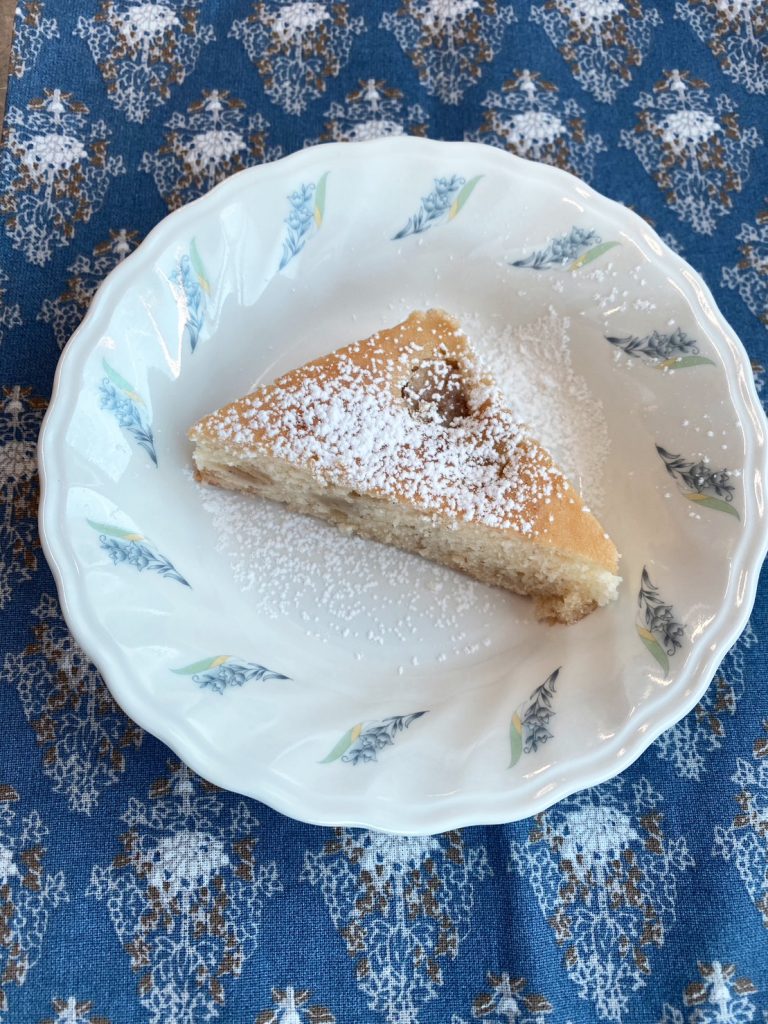 2月20日月曜日　きょうのおやつは、バナナケーキでした。