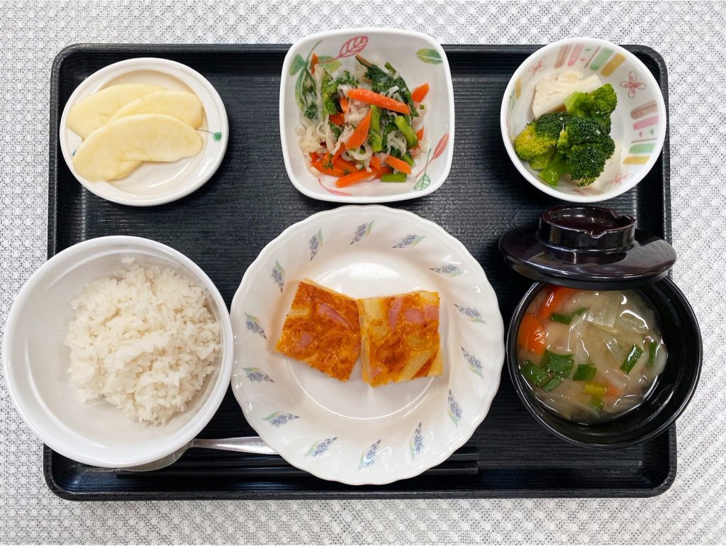 2月21日火曜日　きょうのお昼ごはんは、オムレツ・春菊と切り干し大根の和え物・花野菜・みそ汁・くだものでした。