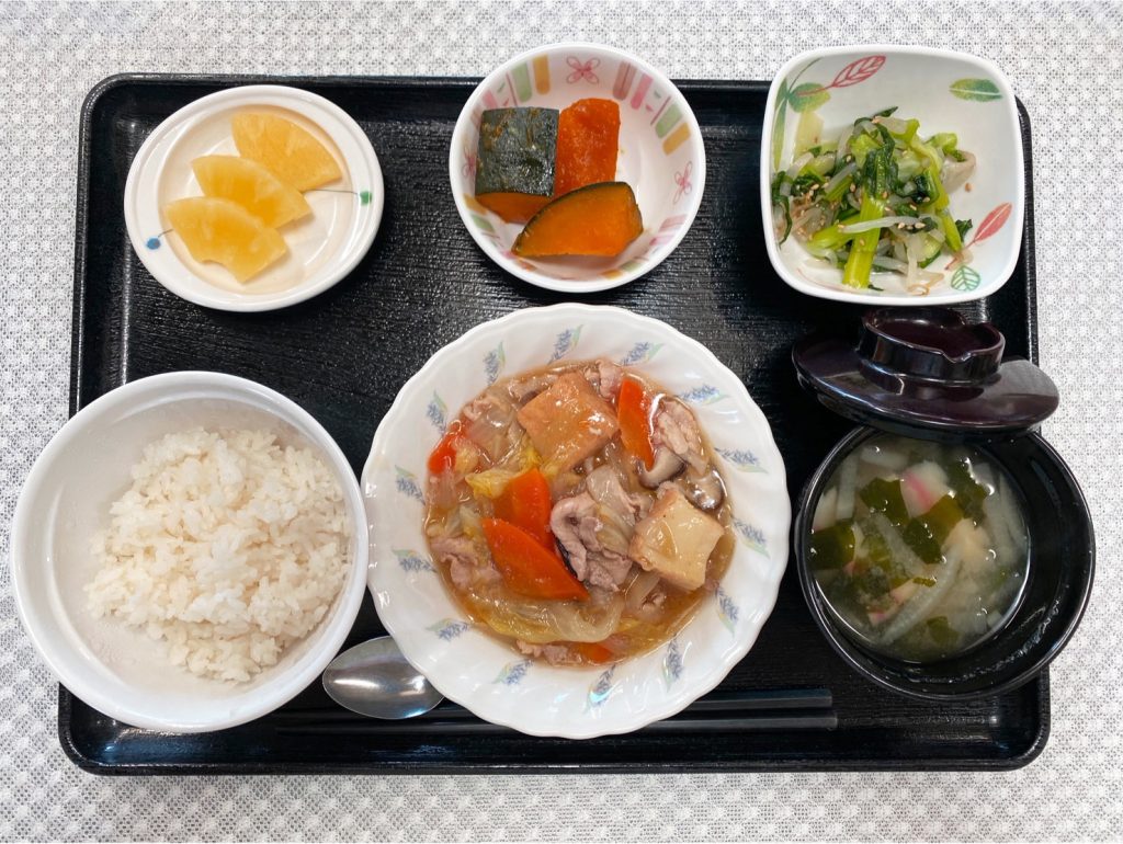 2月22日水曜日　きょうのお昼ごはんは、白菜と厚揚げの中華煮・青菜和え・かぼちゃ煮・みそ汁・くだものでした。