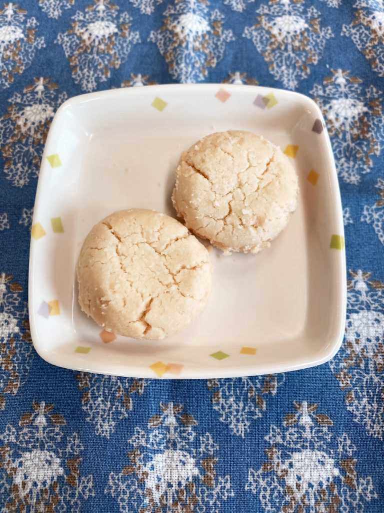 2月22日水曜日　きょうのお昼ごはんは、ちんすこう（沖縄の郷土お菓子）でした。