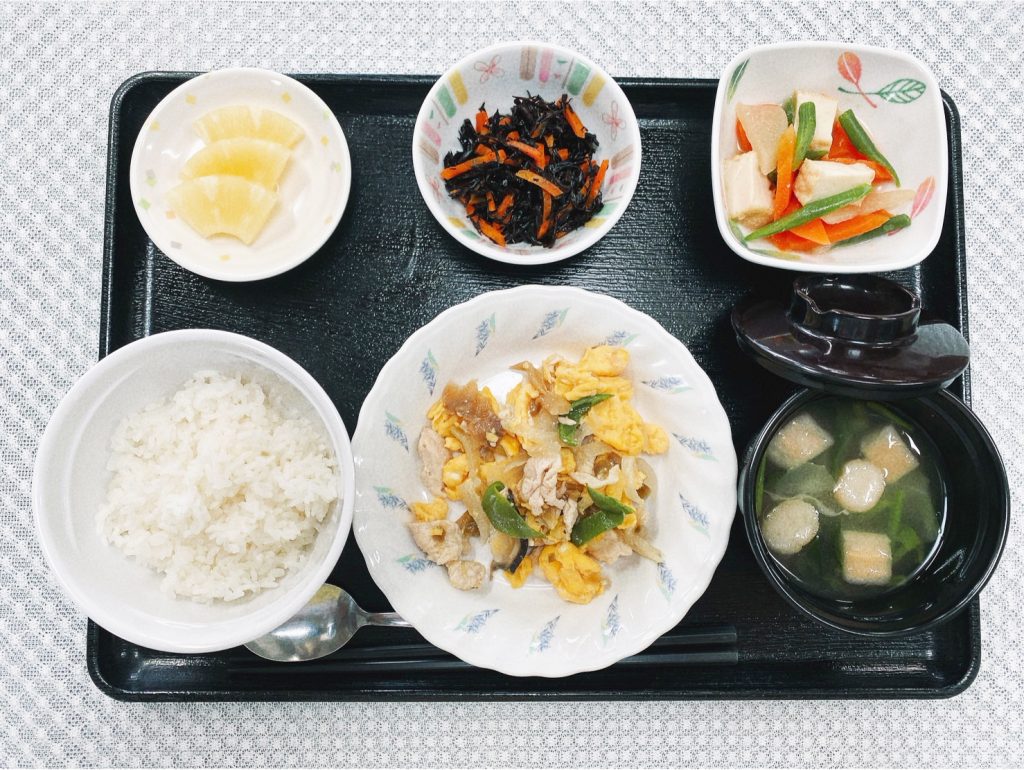 2月24日金曜日　きょうのお昼ごはんは、鶏肉とザーサイの卵炒め・ひじきと人参のサラダ・煮物・みそ汁・くだものでした。