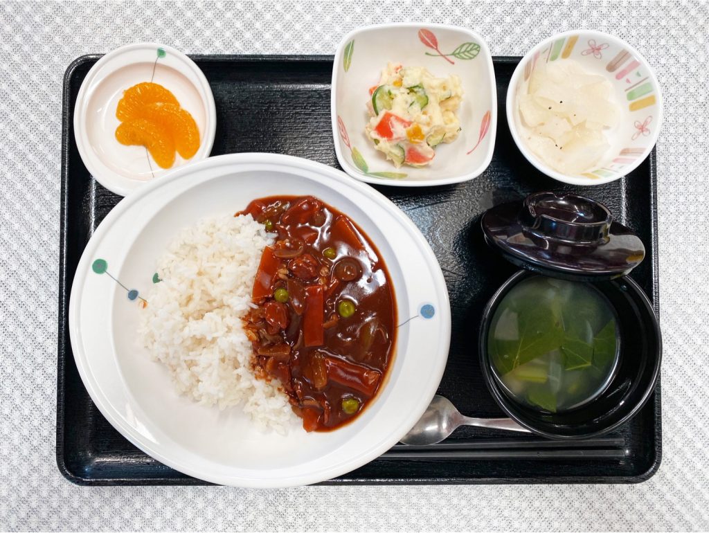 2月25日土曜日　きょうのお昼ごはんは、ハヤシライス・ポテトサラダ・レモン大根・スープ・くだものでした。