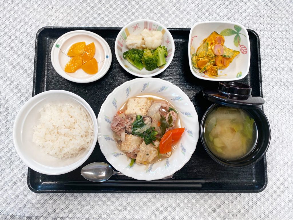 2月27日月曜日　きょうのお昼ごはんは、すき焼き風煮・かぼちゃサラダ・生姜和え・みそ汁・くだものでした。