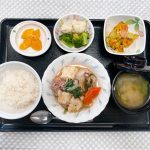 2月27日月曜日　きょうのお昼ごはんは、すき焼き風煮・かぼちゃサラダ・生姜和え・みそ汁・くだものでした。