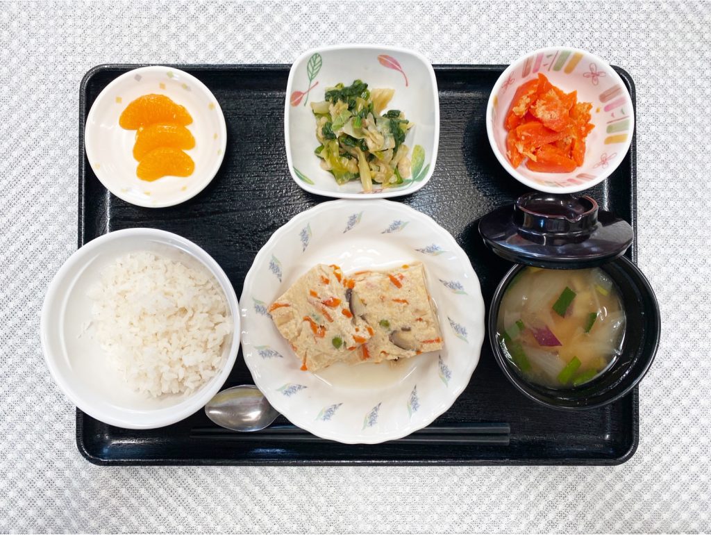 2月28日火曜日　きょうのお昼ごはんは、擬製豆腐・天かす和え・ツナ人参・みそ汁・くだものでした。