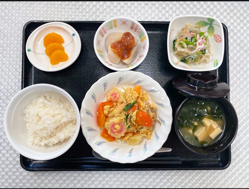 2月1日水曜日　きょうのお昼ごはんは、親子煮・おろし和え・里芋のみそだれ・みそ汁・くだものでした。
