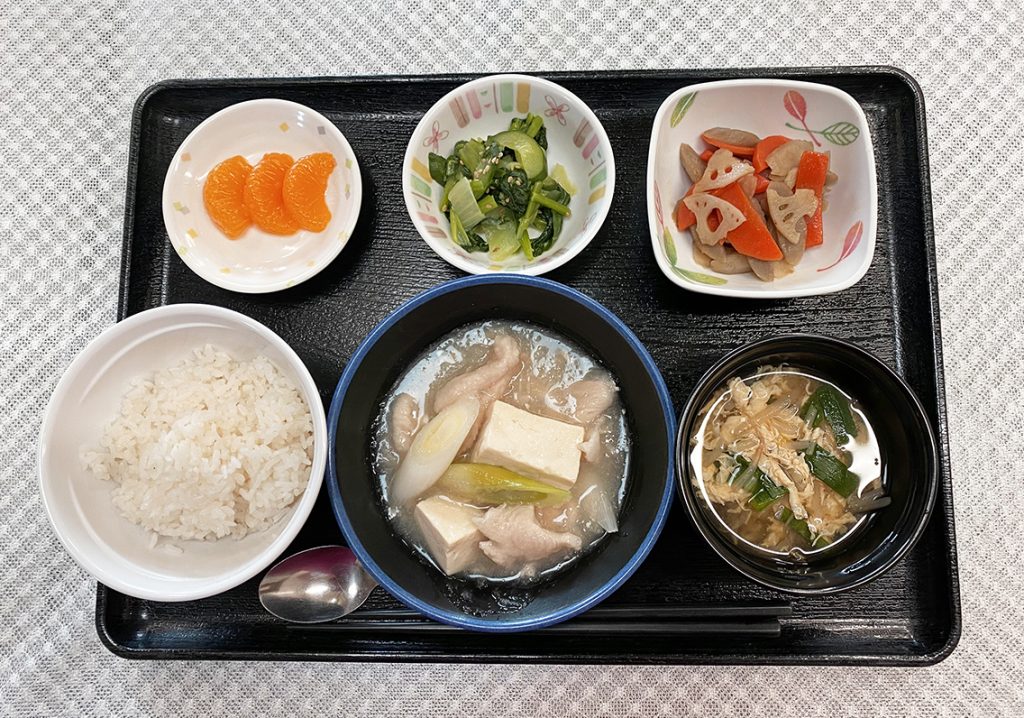 2月4日土曜日　きょうのお昼ごはんは、鶏肉と豆腐のみぞれ煮・からし和え・きんぴら・みそ汁・くだものでした。