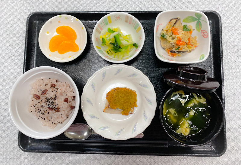 2月23日木曜日天皇誕生日　きょうのお昼ごはんは、お赤飯・鰆のふきみそ焼き・炒りおから・ゆず浸し・お吸い物・くだものでした。