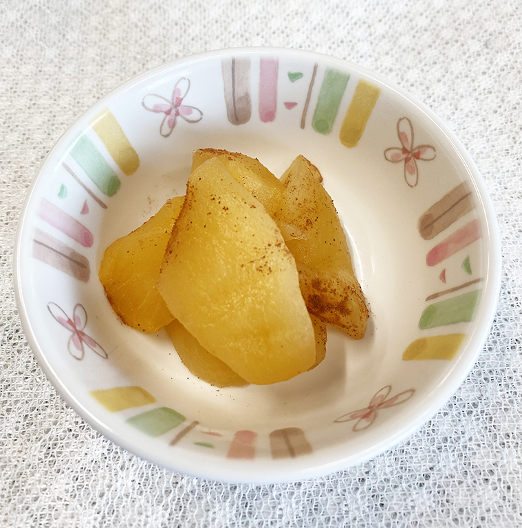 3月1日水曜日　きょうのおやつは、煮りんごでした。