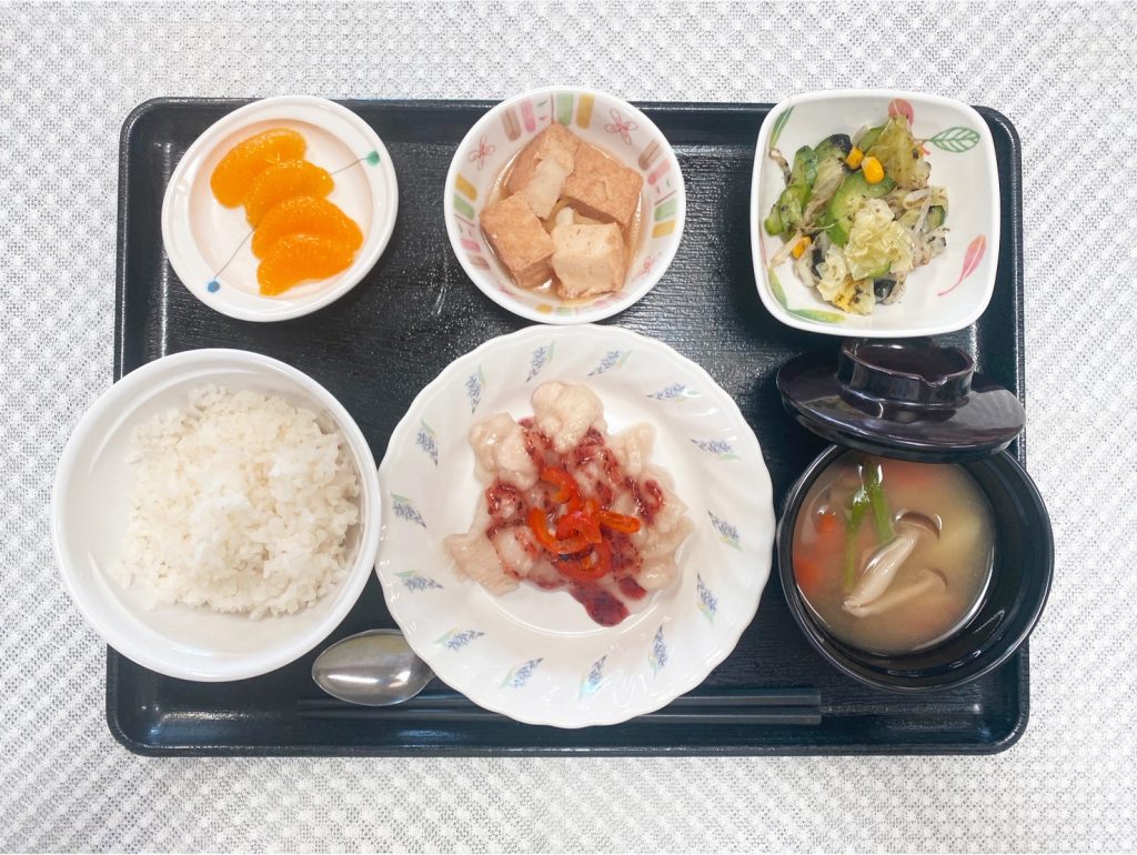 3月2日木曜日　きょうのお昼ごはんは、鶏肉の梅照り焼き　焼きのり和え　含め煮　みそ汁　果物でした。