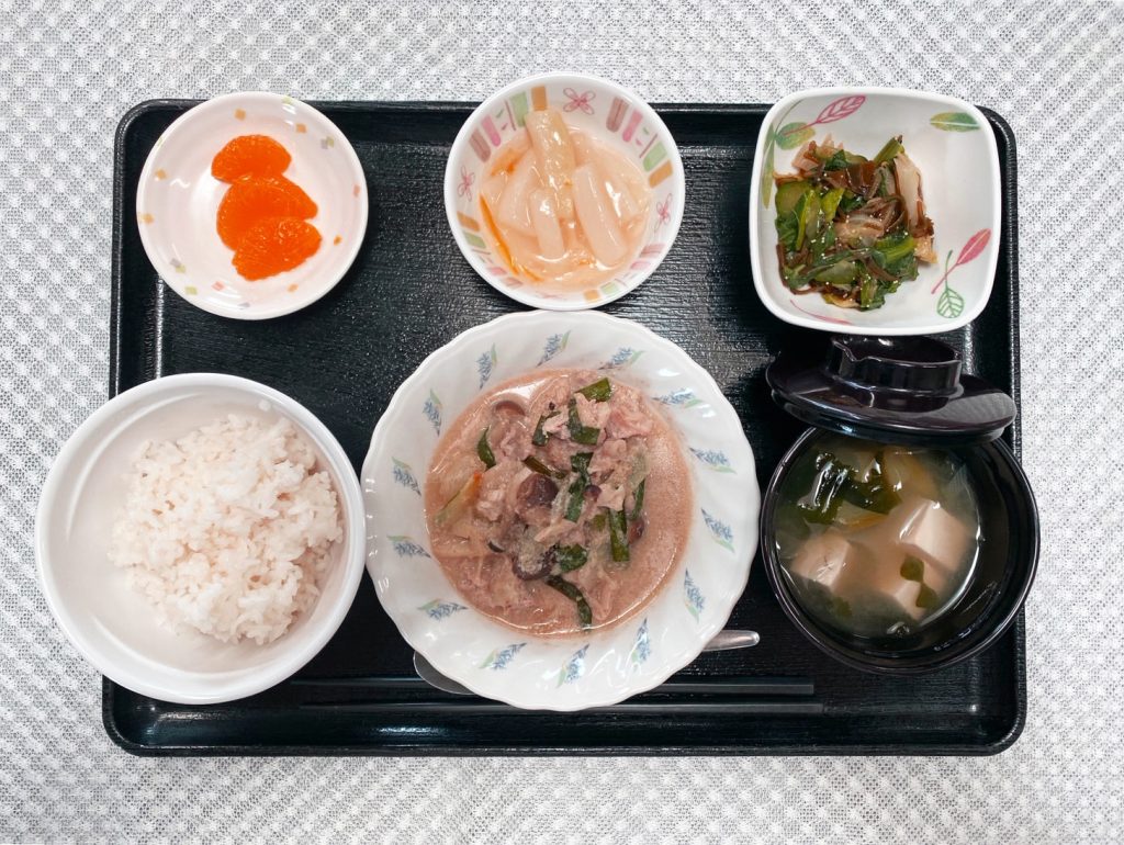 3月9日木曜日　きょうのお昼ごはんは、豚肉のごまみぞミルク煮・めがぶ和え・ふろふき大根・みそ汁・くだものでした。