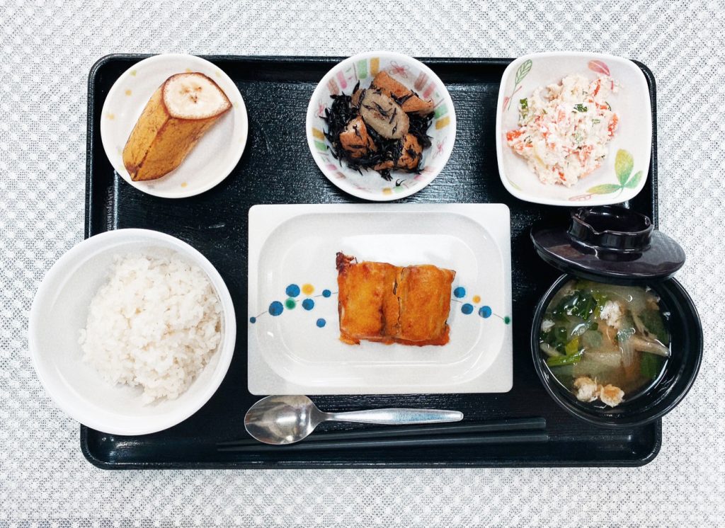 3月10日金曜日　きょうのおやつは、鰆の黄身焼き・おからサラダ・煮物・みそ汁・くだものでした。