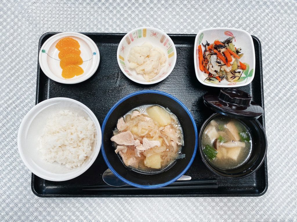 3月11日土曜日　きょうのお昼ごはんは、鶏肉とじゃがいものみそ煮込み・ひじき和え・カリフラワーのマリネ・みそ汁・くだものでした。