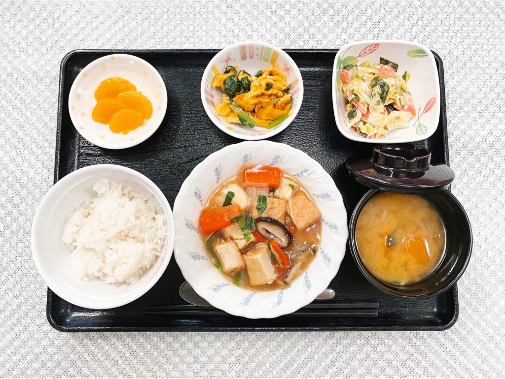 3月13日月曜日　きょうのお昼ごはんは、あんかけ厚揚げ・ほうれん草の卵炒め・和え物・みそ汁・くだものでした。