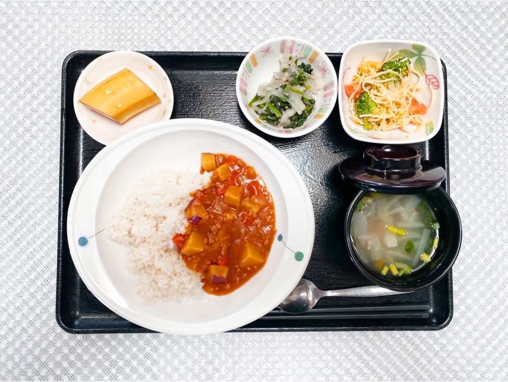 3月16日木曜日　きょうのお昼ごはんは、おさつと挽肉のカレー・スパゲッティサラダ・おかか和え・スープ・くだものでした。