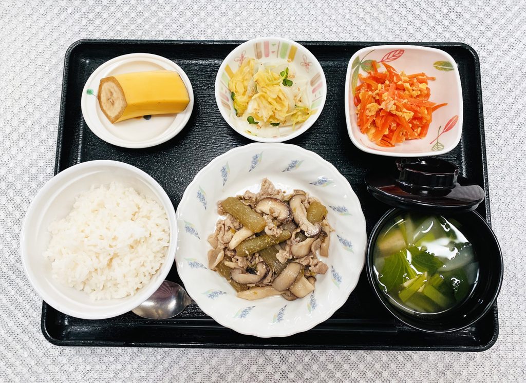3月18日土曜日　きょうのお昼ごはんは、ふきと豚肉のほろ苦炒め・白菜のお浸し・人参しりしり・みそ汁・くだものでした。