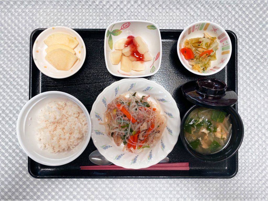 3月20日月曜日　きょうのお昼ごはんは、挽肉と春雨の中華炒め・梅じゃが・浅漬け・みそ汁・くだものでした。