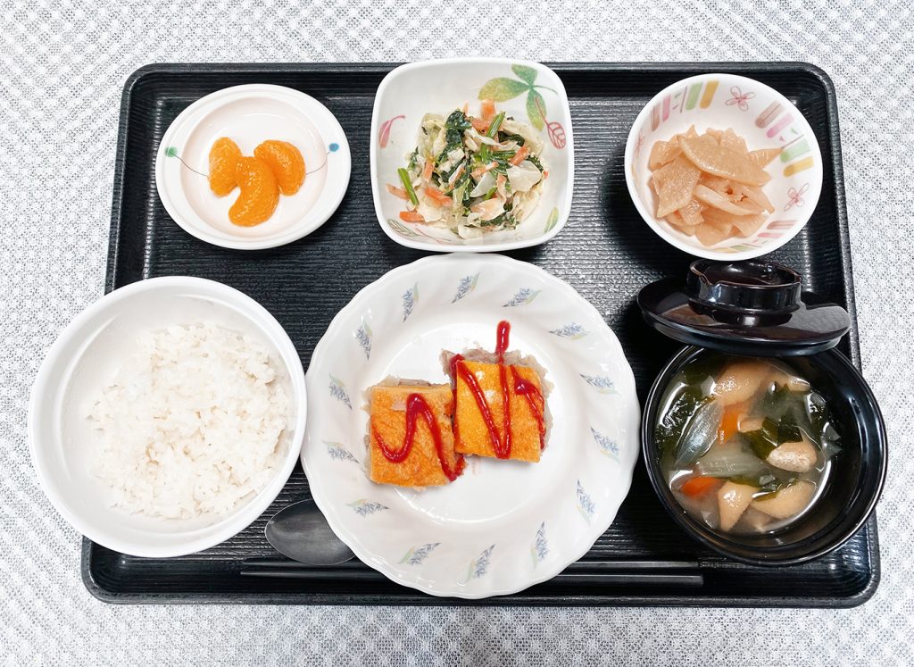 3月27日月曜日　きょうのお昼ごはんは、挽肉のピカタ・和風コールスロー・大根の炒め物・みそ汁・くだものでした。