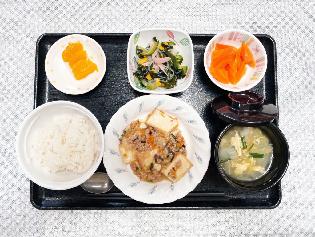 3月30日木曜日　きょうのお昼ごはんは、厚揚げの麻婆豆腐・春雨サラダ・レモンバター人参・スープ・くだものでした。