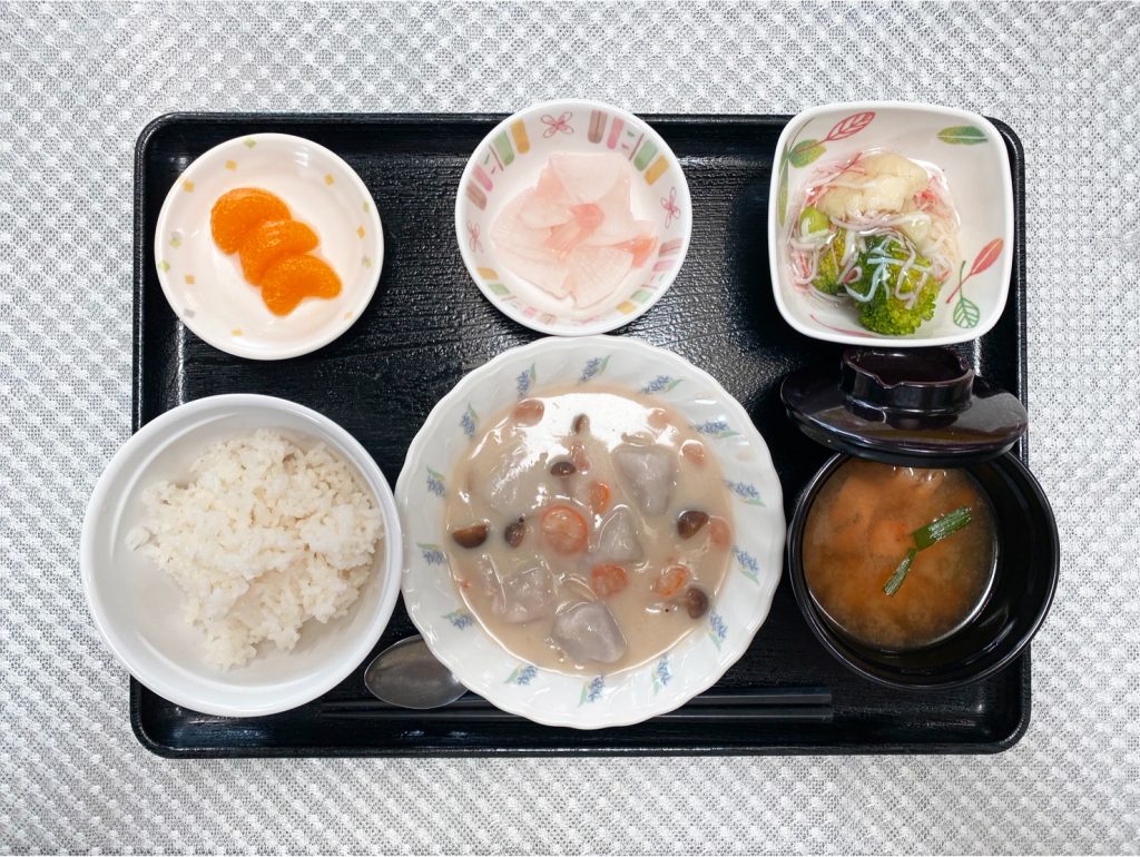 3月31日金曜日　きょうのお昼ごはんは、里芋とえびの和風クリーム煮・ブロッコリーのかにかまあん・浅漬け・みそ汁・くだものでした。